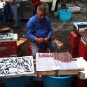 0075 De sardientjes worden ter plekke schoon gemaakt